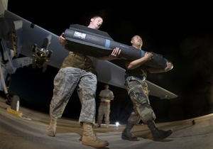 Cvičné vyzbrojování dronu Predator.