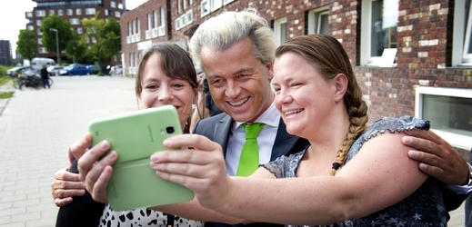 Úsměvy ho nyní přešly. Wilders se svými fanynkami.