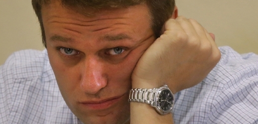 Navalnyj stále jednou nohou ve vězení.
