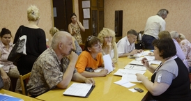 Pracovníci volební komise v Doněcku.