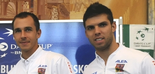 Tenisté Lukáš Rosol (vlevo) a Jiří Veselý se utkají hned v 1. kole French Open, které začne v neděli v Paříži.