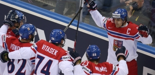 Čeští hokejisté se radují z gólu ve čtvrtfinálovém utkání s USA.