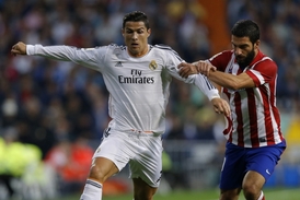 Cristiano Ronaldo (vlevo) stíhaný Ardou Turanem.