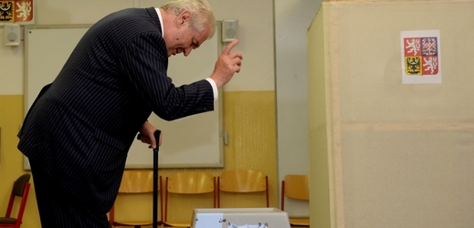 Miloš Zeman hlasuje.