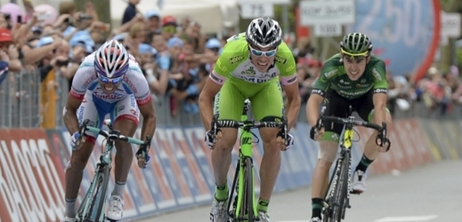 Italský cyklista Marco Canola (uprostřed) vyhrál třináctou etapu Gira.
