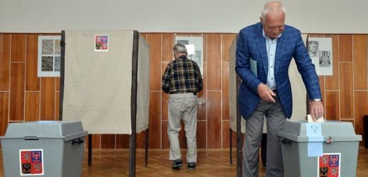 Exprezidentu Václavu Klausovi se k volbám nechtělo, považuje je za zbytečné. Přesto přišel a odvolil.