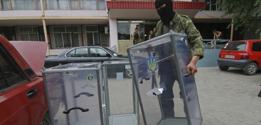 V Doněcku a Luhansku se lidé bojí jít k volbám. Proto se očekává velice nízká účast.