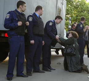 Matka prosí policisty v Mariupolu, aby propustili jejího zadrženého syna, proruského aktivistu.