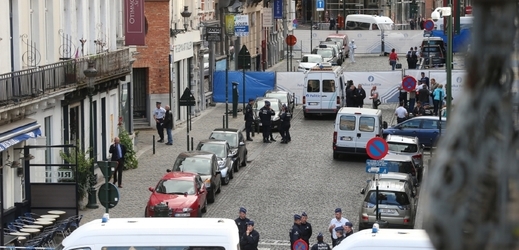 Policií zatarasená ulice před židovským muzeem, kde k střelbě došlo.