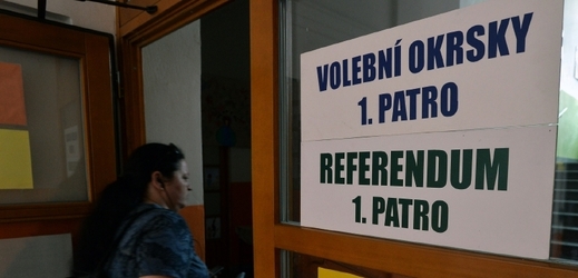 Na Základní škole Tusarova na Praze 7 lidé 23. května hlasovali ve volbách do Evropského parlamentu a v místním referendu, zda má radnice snížit počet heren, nebo nastolit nulovou toleranci.
