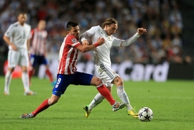 Útočník Atlética David Villa (vlevo) v souboji s Luka Modričem z Realu.