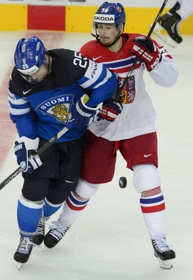 Roman Červenka (vpravo) při semifinálovém utkání s Finskem.