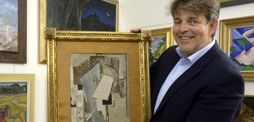 Majitel Galerie Kodl Martin Kodl (na snímku) a obraz Emila Filly Hlava muže s dýmkou.