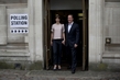 Britský premiér David Cameron vycházející z volební místnosti společně se svojí partnerkou (Foto: Matt Dunham)