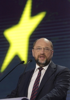 Martin Schulz Junckerovu kandidaturu jednoznačně nepodpořil.