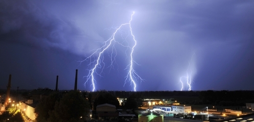 ČHMÚ předpovídá úterní bouřky na celém území Česka.