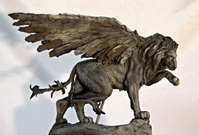 Sochu okřídleného lva vytvořil britský sochař Colin Spofforth.