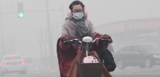 Smogem zamořený Peking (ilustrační foto).