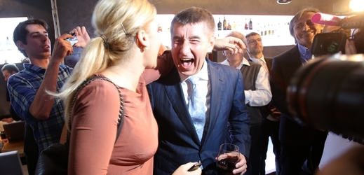 Andrej Babiš s partnerkou Monikou oslavují výsledky eurovoleb.