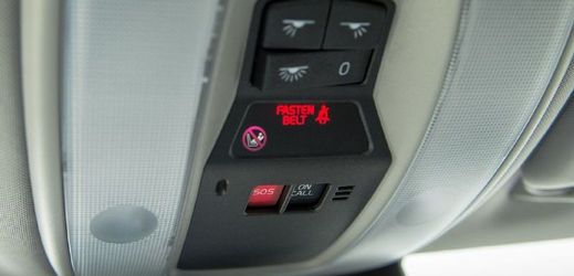 Některé značky, jako třeba Citroën či Peugeot, už instalují do vozů nouzové tlačítko SOS (ilustrační foto).