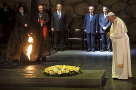 Papež v památníku obětí holokaustu Jad vašem.