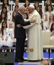 Hlava katolické církve s izraelským prezidentem Peresem.