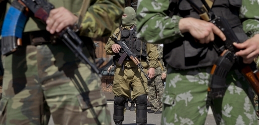 Proruští ozbrojenci v ukrajinském Doněcku.