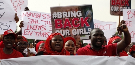 Proti nečinnosti nigerijské vlády demonstrovaly minulý týden tisíce lidí.