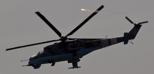 Ukrajinská armáda vyslala nad letiště bojové vrtulníky.
