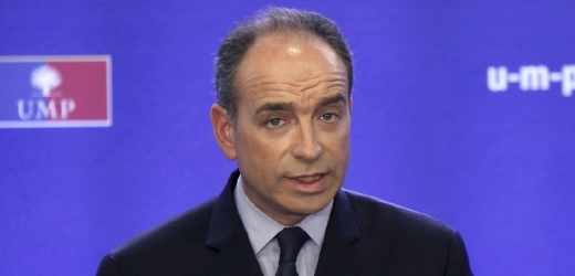 Předseda UMP Jean-François Copé skončí spolu s celým vedením.