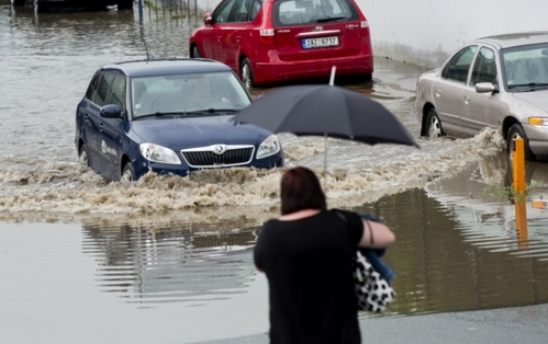 Voda zaplavila i parkoviště u Hlavního nádraží (foto: Vít Šimánek, ČTK)