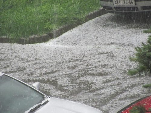 Padaly i kroupy. Snímek pořízen ve 14 hodin v Praze-Michli (foto: Martin Krčka).