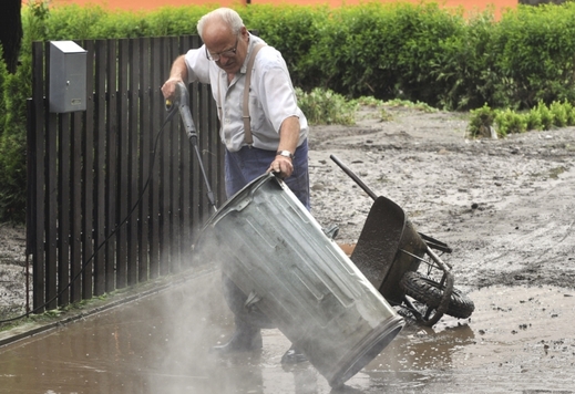 Obyvatelé horní části obce Životice u Nového Jičína čerpali vodu ze zatopených sklepů po prudké bouřce.