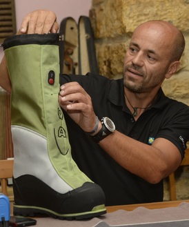 Radek Jaroš představil speciální vyhřívané boty, které mu mají pomoci dobýt K2.