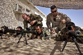 Američtí a britští vojáci při výcviku Afghánců.
