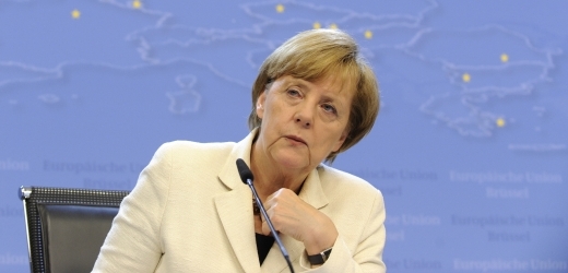 Angela Merkelová zkomplikovala Junckerovi jeho snahy o stanutí v čele eurokomise.