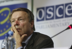 Ilkka Kanerva, předseda Parlamentního shromáždění OBSE na tiskové konferenci.