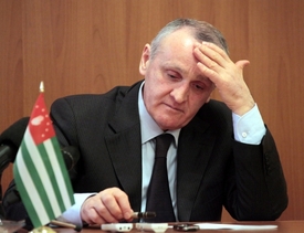 Prezident Alexandr Ankvab se uchýlil do rodného města Gudauty.