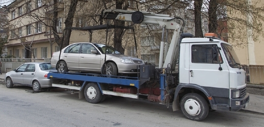 V dubnu začala policie poslancům odtahovat z modrých parkovacích zón jejich auta označená růžovou parkovací kartou (ilustrační foto).