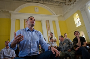 Nový kyjevský starosta, boxerský šampion Kličko výzývá k darům pro ukrajinskou armádu.