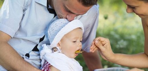 Dětem chybí železo, vápník i vitamin D. Rodiče by se ohledně výživy svých nejmenších ratolestí měli radit s pediatry (ilustrační foto).