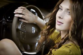 Průzkum vyvrátil mýtus, že se ženy za volantem malují.