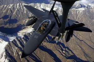 Americký F-15E Strike Eagle nad Afghánistánem.