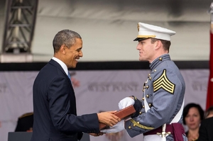 Obama dostává od kadetů z West Pointu prsten jako dárek.