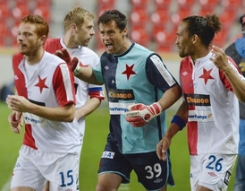 Radek Černý (uprostřed) věří, že se jeho Slavia udrží v nejvyšší soutěži.