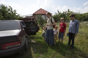 Někteří obyvatelé Slavjanska opouštějí obklíčené město. Škola zničená, dochází jídlo.