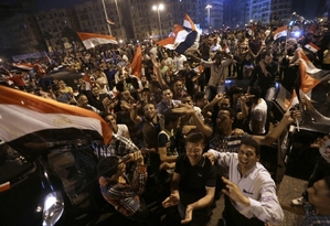 Radost Sísího příznivců v ulicích Káhiry.