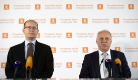 Premiér Bohuslav Sobotka (vlevo) a předseda Asociace samostatných odborů ČR Bohumír Dufek.