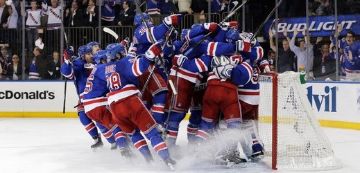 New York Rangers slaví postup do finále NHL.