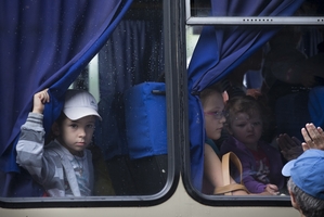 Autobusy s dětmi opouštějí Slavjansk.